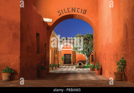 Crepuscolo presso il Monastero di Santa Catalina, Arequipa, Perù Sud America Foto Stock