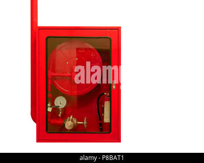 Fire tubi flessibili per acqua e estintore attrezzature in armadio rosso isolare su sfondo bianco. Foto Stock