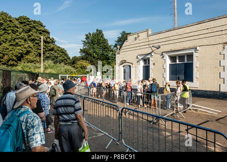 Coda di persone a Hampton Court rail station in attesa di un treno in ritardo dopo un treno annullato, essendo stato a Hampton Court Palace flower show. Foto Stock