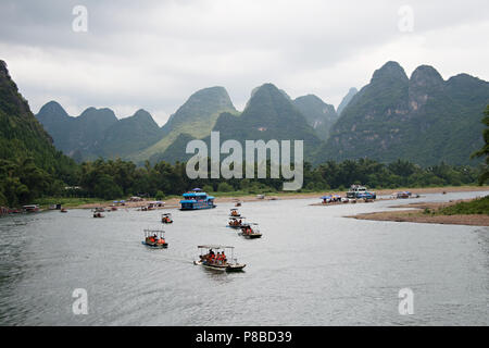 Tourist gommoni e barche di crociera sul fiume Li in Guangxi Zhuang Cina, sul viaggio da Guilin a Yangshuo. Foto Stock