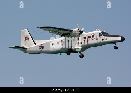 Un Tailandia - Royal Thai Navy Dornier Do-228-212 circa di atterrare all'aeroporto di Phuket Foto Stock