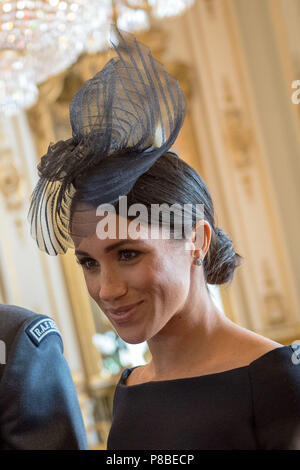 La duchessa di Sussex assiste un ricevimento a Buckingham Palace di Londra in occasione del centenario della Royal Air Force. Foto Stock