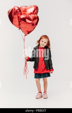 Palloncini rossi con piccoli cuori nel bambino le mani contro il cielo.  Estate umore. La molla di ispirazione Foto stock - Alamy