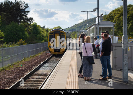 La ferrovia Bordees o linea di Waverley, terminante a Tweedbank vicino a Galashiels, corre da Edimburgo a sud. In attesa dell'arrivo del treno Foto Stock