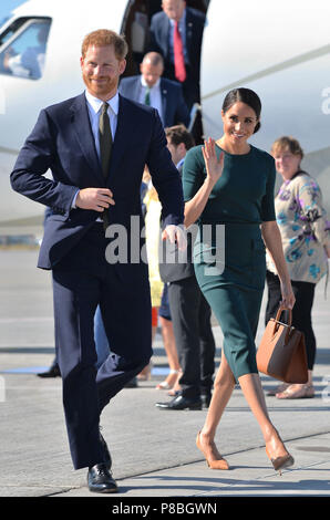 Il Duca e la Duchessa di Sussex arrivano all'aeroporto di Dublino all ...