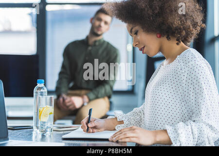 Un uomo in ufficio si prepara a buttare la carta nel cestino Foto stock -  Alamy