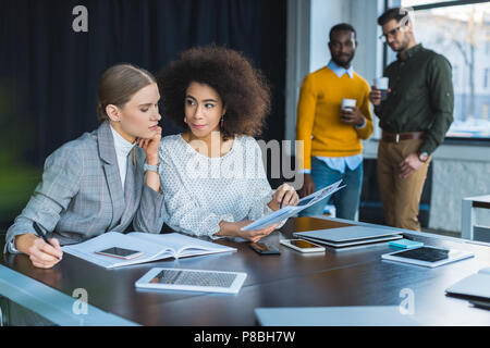 Imprenditrici multiculturale guardando i documenti di office Foto Stock