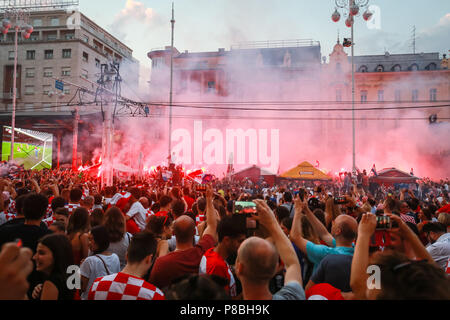 Zagabria, Croazia - luglio 7th, 2018 : il croato gli appassionati di calcio di celebrare il primo obiettivo croato di gioco del calcio quarti di finale della Croazia vs Russia su Fifa Wo Foto Stock