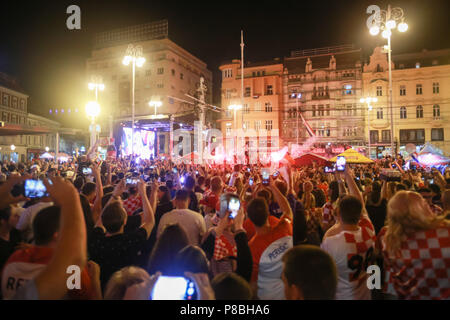 Zagabria, Croazia - luglio 7th, 2018 : il croato gli appassionati di calcio di celebrare il secondo obiettivo croato di gioco del calcio quarti di finale della Croazia vs Russia su FIFA W Foto Stock