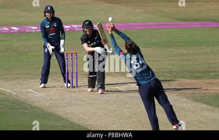 Nuova Zelanda Maddie verde è sceso di Inghilterra del Georgia Elwiss durante la Seconda Giornata internazionale della donna la corrispondenza alla 3AAA County Ground, Derby. Foto Stock