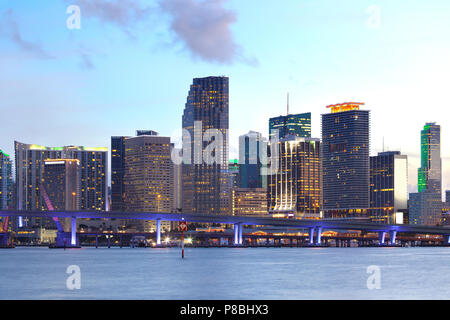 Skyline del centro di Miami al crepuscolo, Florida, Stati Uniti d'America Foto Stock