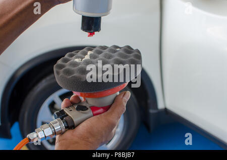 Versare la cera liquida in spugna. Foto Stock