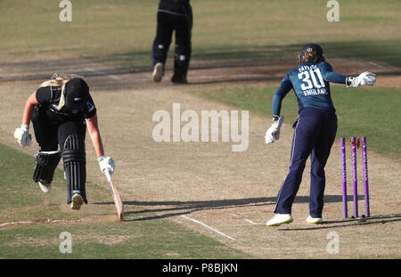 Nuova Zelanda Jess Watkin è esaurito durante il secondo giorno internazionale della donna corrisponde al 3AAA County Ground, Derby. Foto Stock