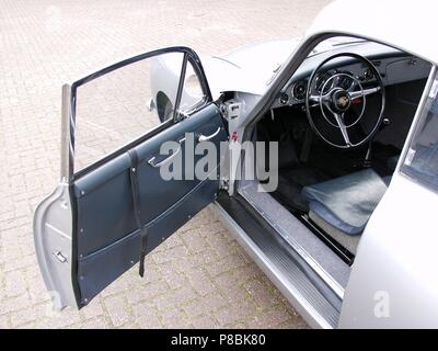 Porsche 356B Carrera GT 2 litro competizione Coupe 1962 - Mostra auto interno e porta dei driver Foto Stock