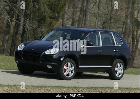 Porsche Cayenne Turbo modello 2003 SUV veloce - Vista anteriore e laterale Foto Stock