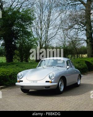 Porsche 356B Carrera GT 2 litro competizione Coupe 1962 - Mostra vista anteriore e laterale Foto Stock