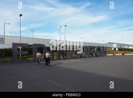 EDINBURGH, Regno Unito - circa giugno 2018: Edimburgo segno di acciaio all'aeroporto di Edimburgo Foto Stock
