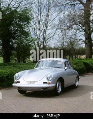 Porsche 356B Carrera GT 2 litro competizione Coupe 1962 - Mostra vista anteriore e laterale Foto Stock