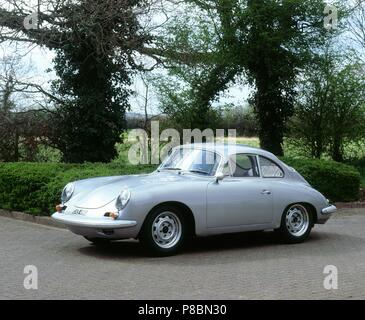 Porsche 356B Carrera GT 2 litro competizione Coupe 1962 - Mostra vista anteriore e laterale Foto Stock