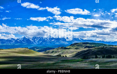 North-Chuya cresta o Severo-Chuiskii gamma - catena di montagne di Altai repubblica, Russia - estate paesaggio di montagna con Chuya steppa in primo piano Foto Stock