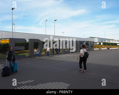 EDINBURGH, Regno Unito - circa giugno 2018: Edimburgo segno di acciaio all'aeroporto di Edimburgo Foto Stock