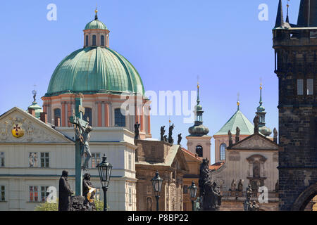 Dettagli architettonici mix, vista dal Ponte Carlo, Prague Old Town Repubblica Ceca Foto Stock