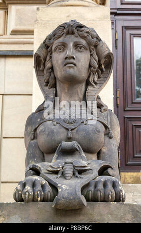 Sphinx scultura presso la sala concerti Rudolfinum ingresso, Praga, Repubblica Ceca Foto Stock