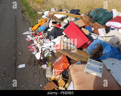 Camion della spazzatura a punta tutto sulla strada da back-off di caricamento di rifiuti domestici in una corsia in questa zona pittoresca Dinnington, South Yorkshire Foto Stock