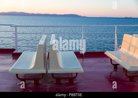 Canale di Piombino incrocio con ferry boat in estate Foto Stock