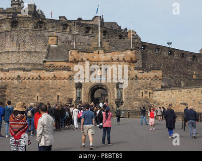 EDINBURGH, Regno Unito - circa giugno 2018: i turisti in visita al castello di Edimburgo Foto Stock