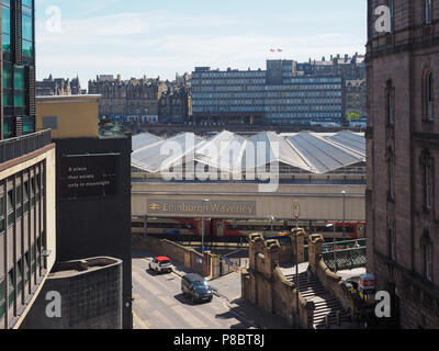 EDINBURGH, Regno Unito - circa giugno 2018: Edinburgh Waverly stazione ferroviaria Foto Stock