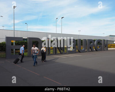 EDINBURGH, Regno Unito - circa giugno 2018: Edimburgo segno di acciaio all'aeroporto di Edimburgo Foto Stock