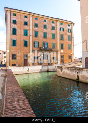 La Venezia Nuova nel distretto di Livorno, Italia, mostra ponti stradine e una fitta rete di canali Foto Stock