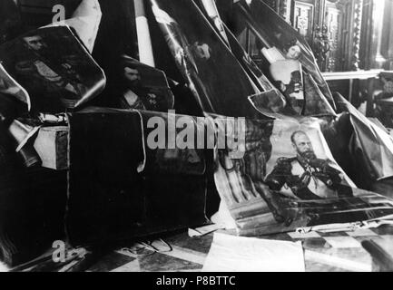 I ritratti degli Zar di Russia che sono stati strappati dalle pareti durante la rivoluzione russa del 1917. Museo: il Museo di Stato di rivoluzione, Mosca. Foto Stock