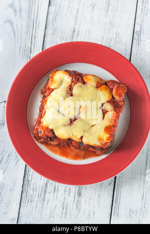 Porzione di parmigiana di melanzane Foto Stock