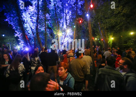 Zagabria, Croazia - 25 Giugno 2018 : la gente ballare sulla foresta Stribor stadio durante il primo giorno del tredicesimo Festival INmusic situato sul lago Jarun Foto Stock