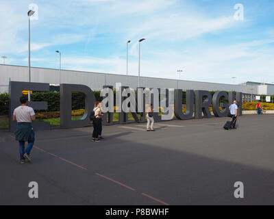 EDINBURGH, Regno Unito - circa giugno 2018: Edimburgo segno di acciaio all'aeroporto di Edimburgo Foto Stock