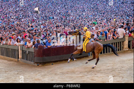 Un fantino sfilano di fronte al pubblico prima del Palio, Piazza del Campo a Siena, Italia Foto Stock