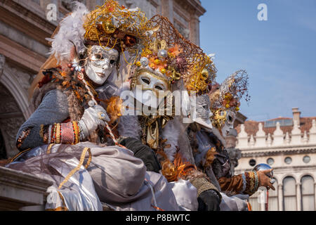 Le donne vestite per il Carnevale di Venezia, Italia Foto Stock