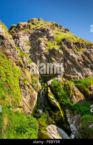 Regno Unito e Irlanda del Nord, Co Antrim, Islandmagee, cascata all'inizio della passeggiata Gobbins cliff path Foto Stock