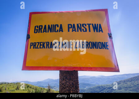 Confine di Stato. Il crossing è vietata - segno sulla frontiera Polish-Ukraine su Bukowska mountain pass in Western monti Bieszczady in Polonia Foto Stock