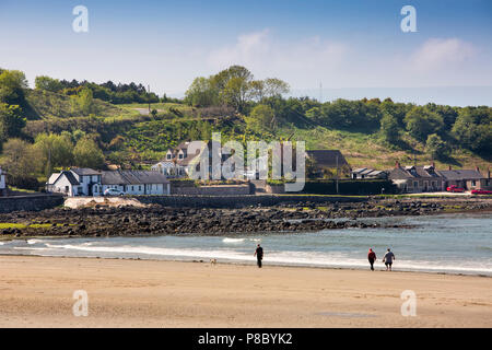 Regno Unito e Irlanda del Nord, Co Antrim, Islandmagee, Browns Bay, i visitatori di camminare sulla spiaggia Foto Stock