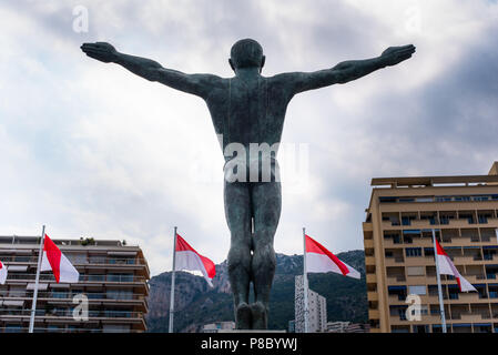 Trampolino olimpico statua nel porto di Monaco Foto Stock