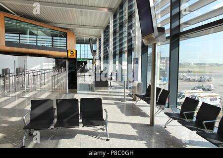 LONDON, Regno Unito - 16 Aprile 2014: vista interna del London Heathrow Airport NEL REGNO UNITO. Heathrow è il terzo aeroporto più trafficato del mondo con 73,4 milioni passen Foto Stock