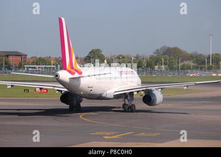 LONDON, Regno Unito - 16 Aprile 2014: Germanwings Airbus A319 all'aeroporto di Londra Heathrow. Germanwings è una compagnia aerea a basso costo di proprietà di Lufthansa. Esso ha flotta di Foto Stock