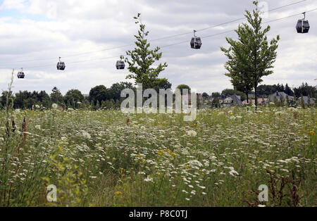 Berlino, Germania, Gondole del cavo auto oltre il Kienbergpark Foto Stock