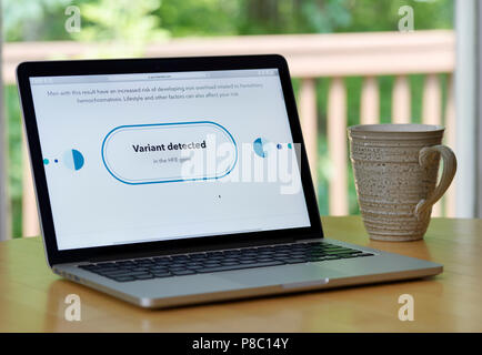 Risultati di un home test del DNA (23andMe) rivelando la persona ha almeno una variante nel suo DNA che conduce al sovraccarico di ferro emocromatosi ereditaria Foto Stock
