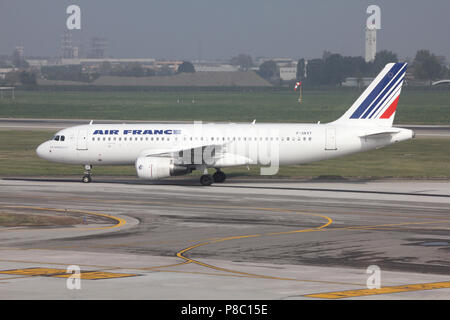 BOLOGNA - 16 ottobre: Airbus 320 di Air France su 16 Ottobre 2010 all'Aeroporto Internazionale di Bologna. Il Nov 8, 2010 è stato annunciato che AF tra 12 Foto Stock