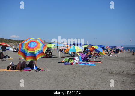 Orbetello, Italia, la gente sulla spiaggia Foto Stock