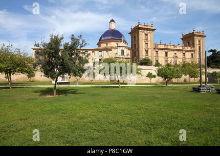 Valencia, Spagna. Famosi Giardini Turia, parco realizzato nel vecchio alveo. Sullo sfondo: Museo di Belle Arti. Foto Stock